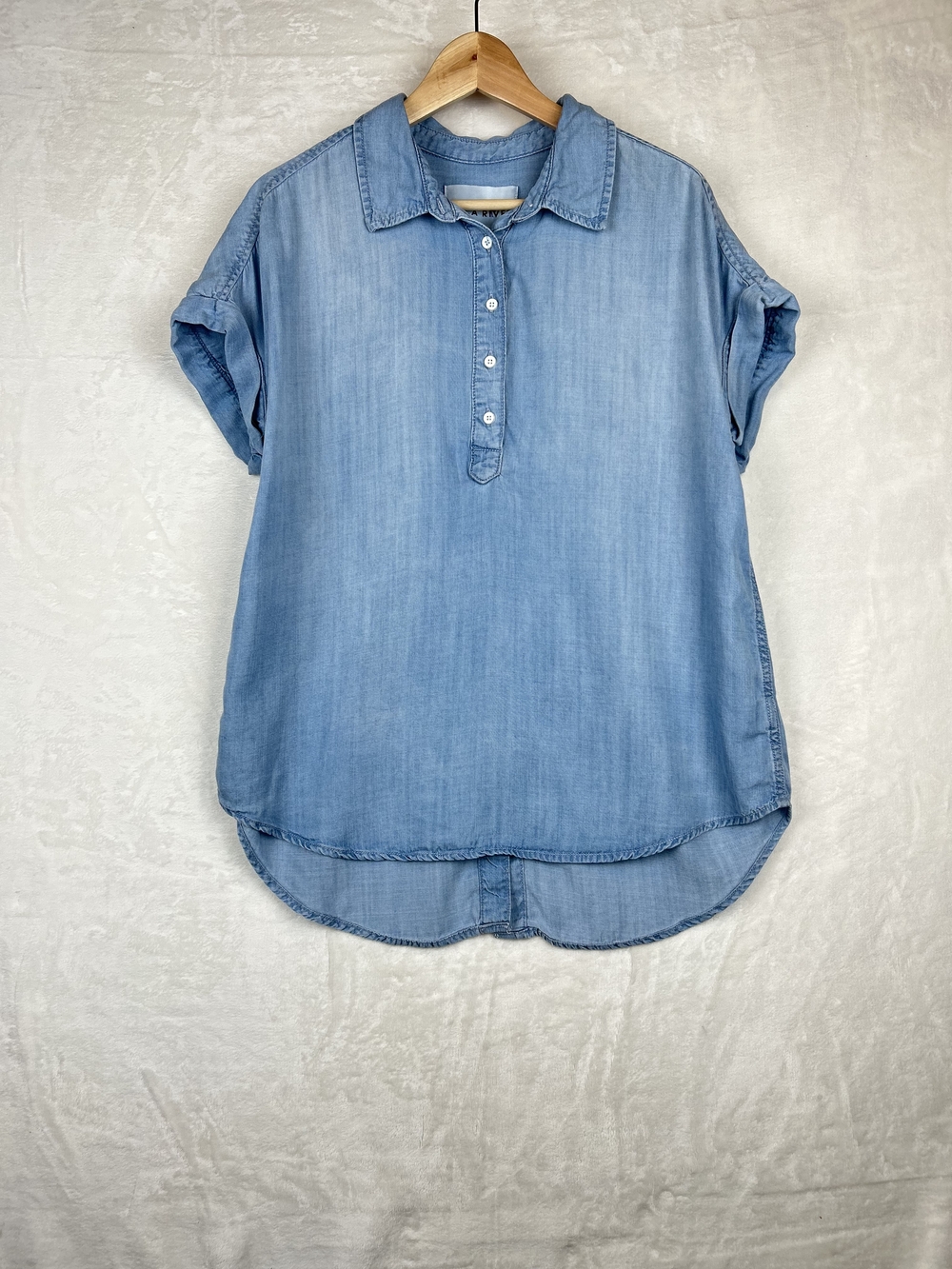 Lola River Harper Denim Pullover Top Womens Medium Blue Half Button Hi-Low - Picture 2 of 9